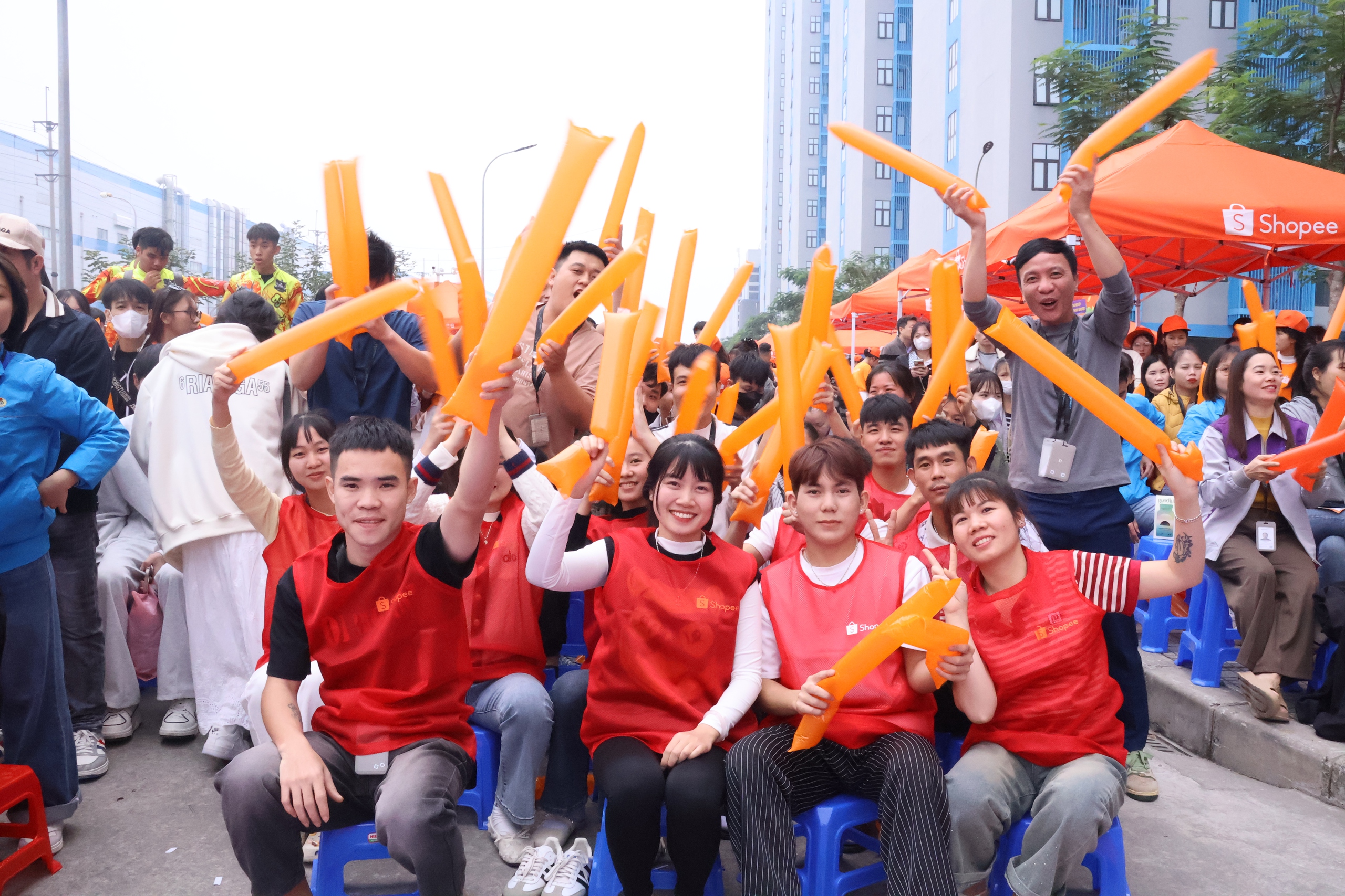 Người lao động "cháy hết mình" tại chương trình "Công xưởng hạnh phúc" 1 Người lao động