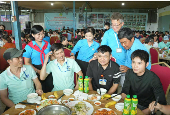 Người lao động khấp khởi đợi tăng lương - Ảnh 1. Người lao động khấp khởi đợi tăng lương - Ảnh 1.