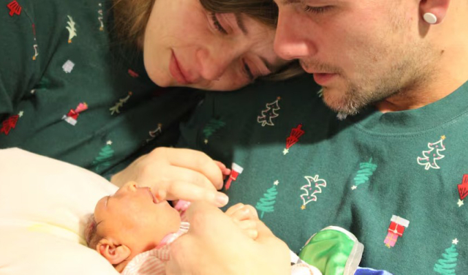 Bé Haven trong vòng tay bố mẹ sau khi được tháo các thiết bị hỗ trợ sự sống. Ảnh: HCA Florida Brandon Hospital