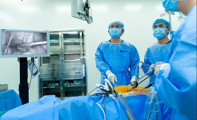 Các bác sĩ đang phẫu thuật nội soi loại bỏ ung thư cho người bệnh. Ảnh: BVCC