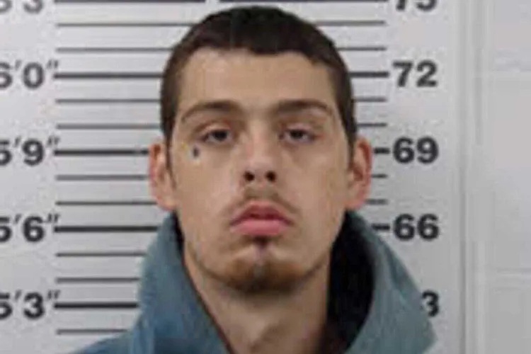 Người phụ nữ tá hỏa phát hiện tù nhân vượt ngục trong xe của mình- Ảnh 1.