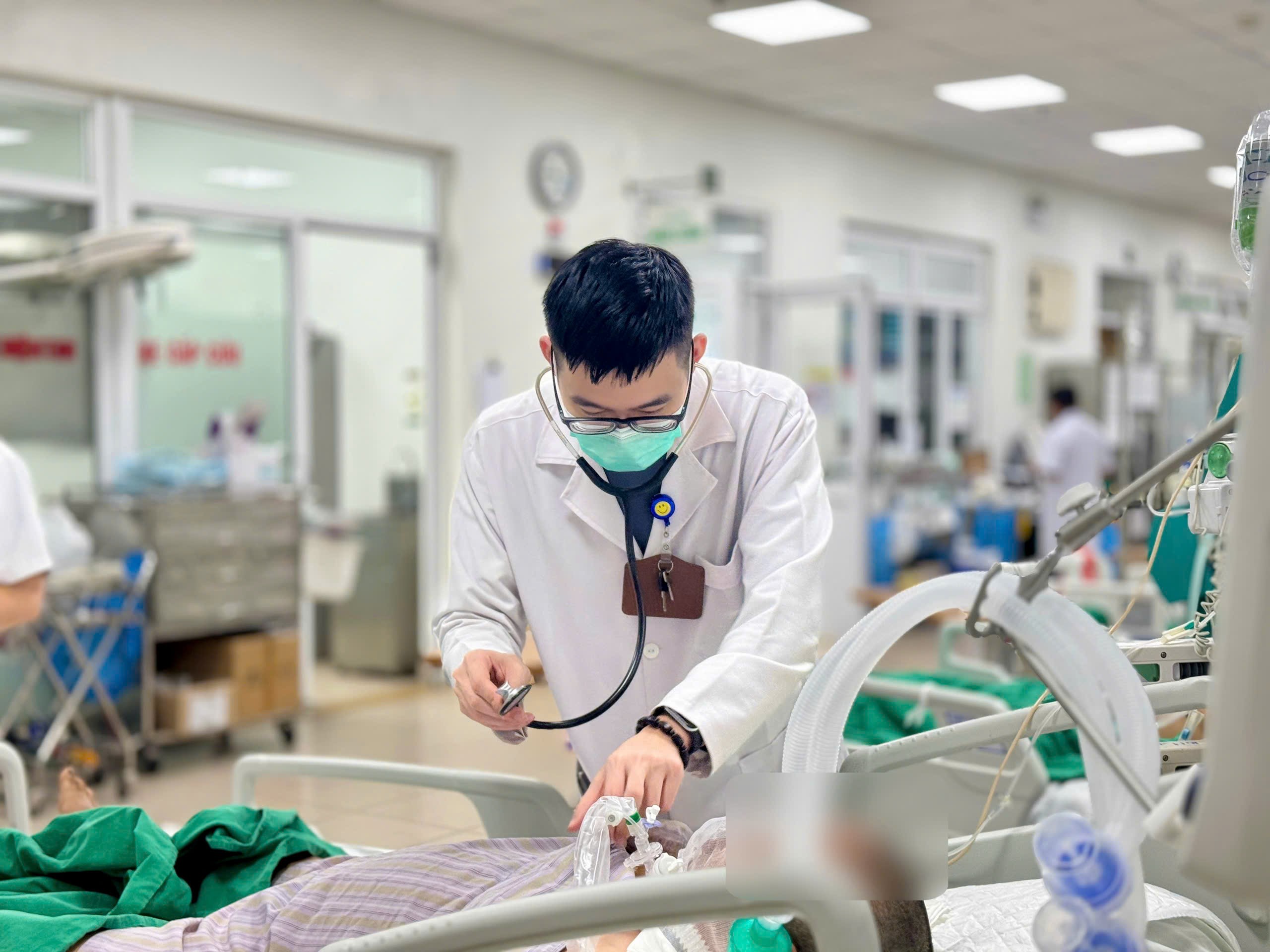 Người phụ nữ trẻ nguy kịch vì mắc cúm 1 Bác sĩ thăm khám và điều trị cho bệnh nhân mắc cúm.