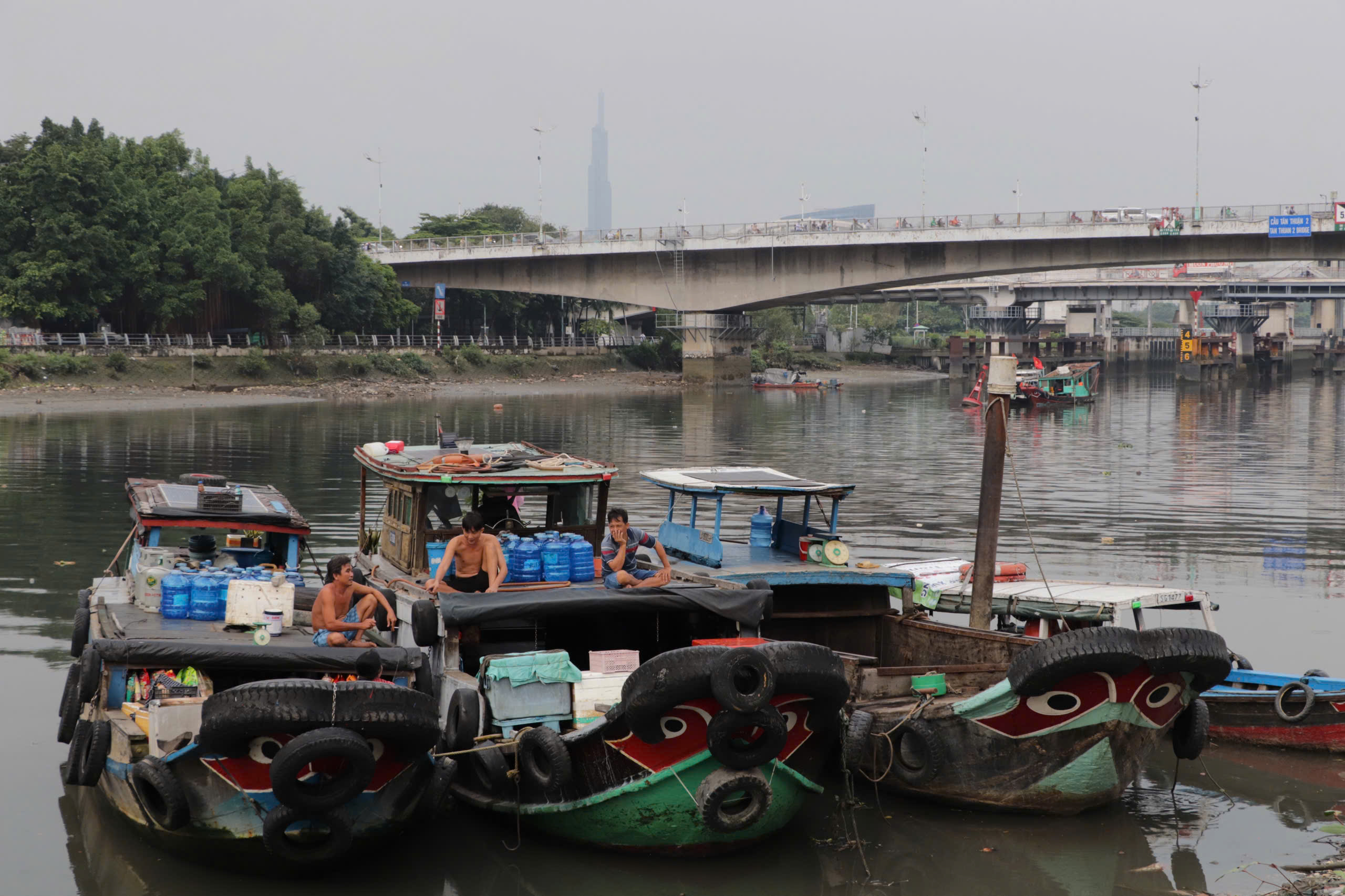 Người sống trên ghe, thuyền và 'khoảng trống' pháp lý- Ảnh 1.