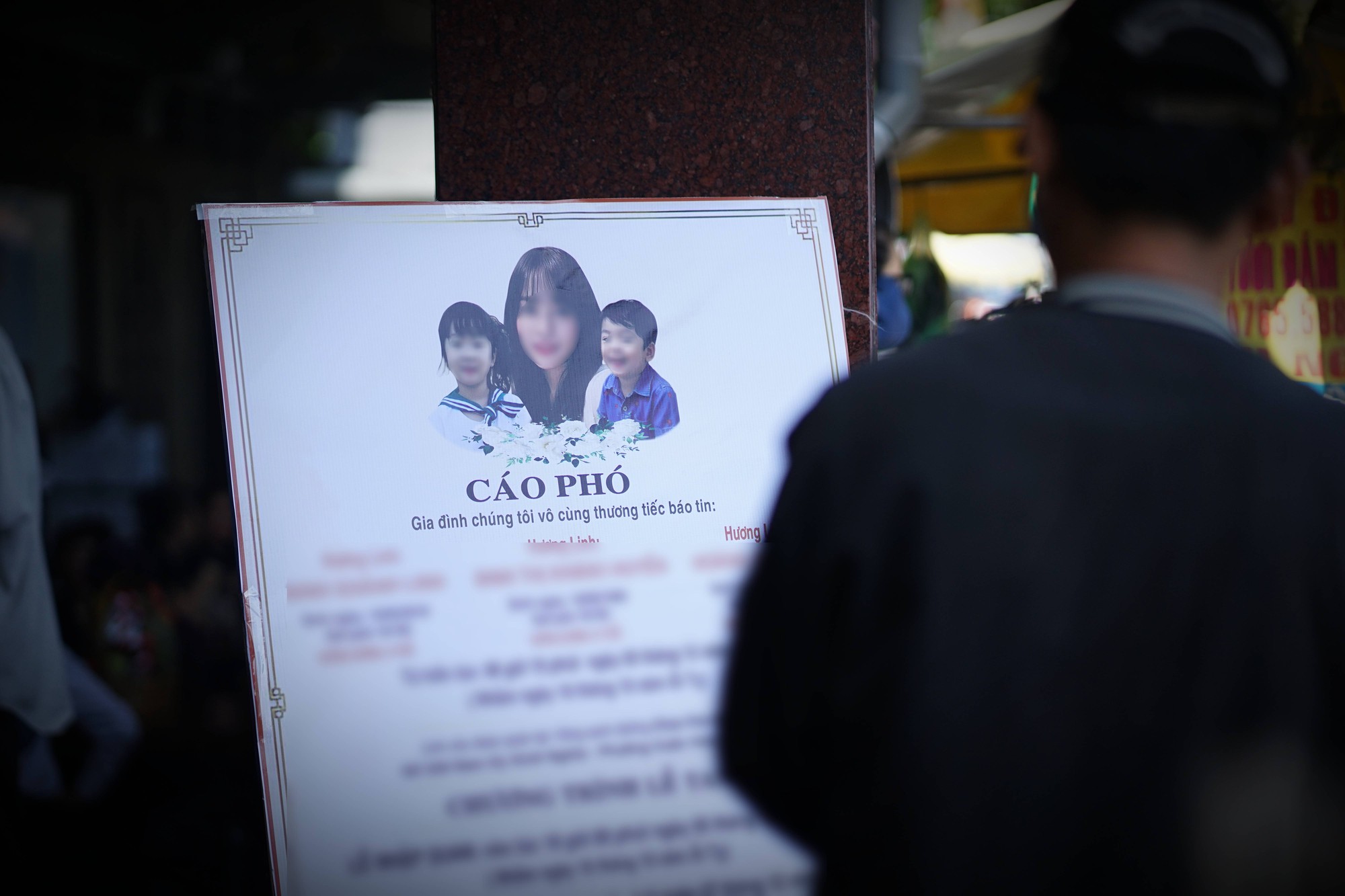 Tang lễ nghẹn lòng của 3 mẹ con vụ cháy quán bún ốc: Người thân quỵ ngã bên di ảnh- Ảnh 1.