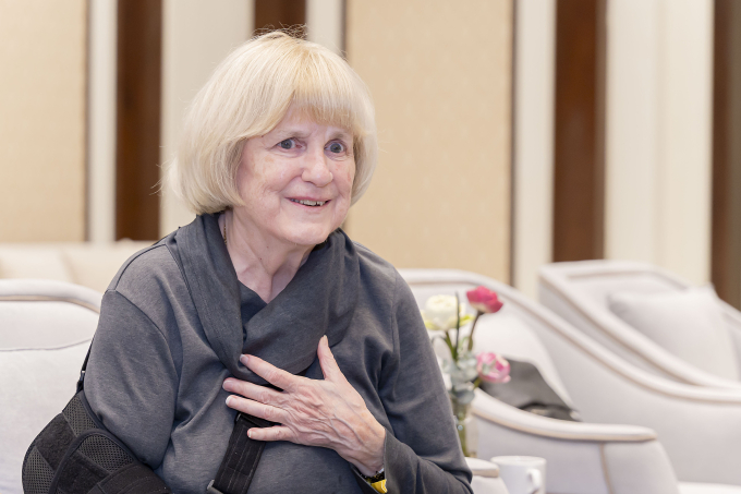 GS Mary-Claire King trong buổi chia sẻ với phóng viên sau lễ nhận giải, ngày 6/12 tại Hà Nội. Ảnh: Dũng Lê