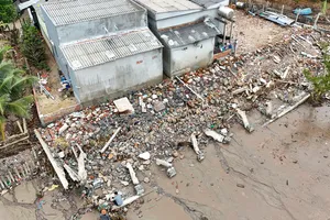 Vụ 30 hộ dân sống trong nỗi sợ biển nuốt mất nhà: Chính quyền đề xuất xây kè khẩn cấp