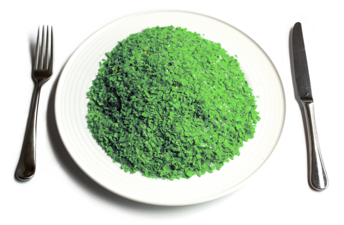 Ảnh minh họa lượng vi nhựa con người hấp thụ trung bình hàng năm. Nguồn: Reuters