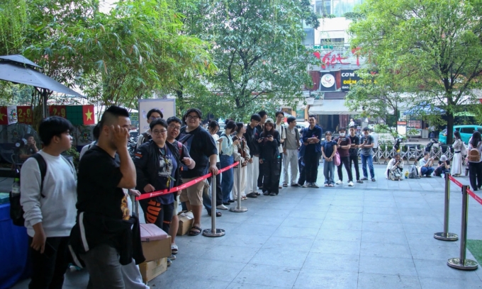 Độc giả xếp hàng chờ giao lưu ở đầu sự kiện. Ảnh: Ban tổ chức cung cấp