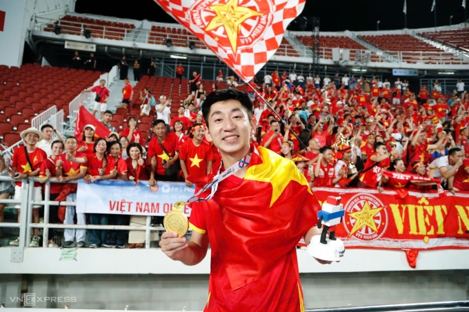 Nguyễn Nhật Minh mừng tấm HC vàng SEA Games 33 trước người hâm mộ, sau khi cùng Việt Nam thắng Thái Lan 3-2 ở chung kết trên sân Rajamangala ở Bangkok, Thái Lan gnày 18/12/2025. Ảnh: Đức Đồng