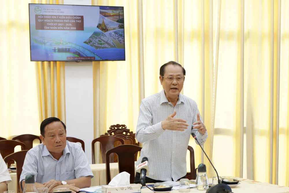 Ông Phạm Thanh Vận, nguyên Phó Bí thư Thường trực Thành ủy Cần Thơ góp ý cho dự thảo quy hoạch. Ảnh: NHẪN NAM can-tho-1.jpg