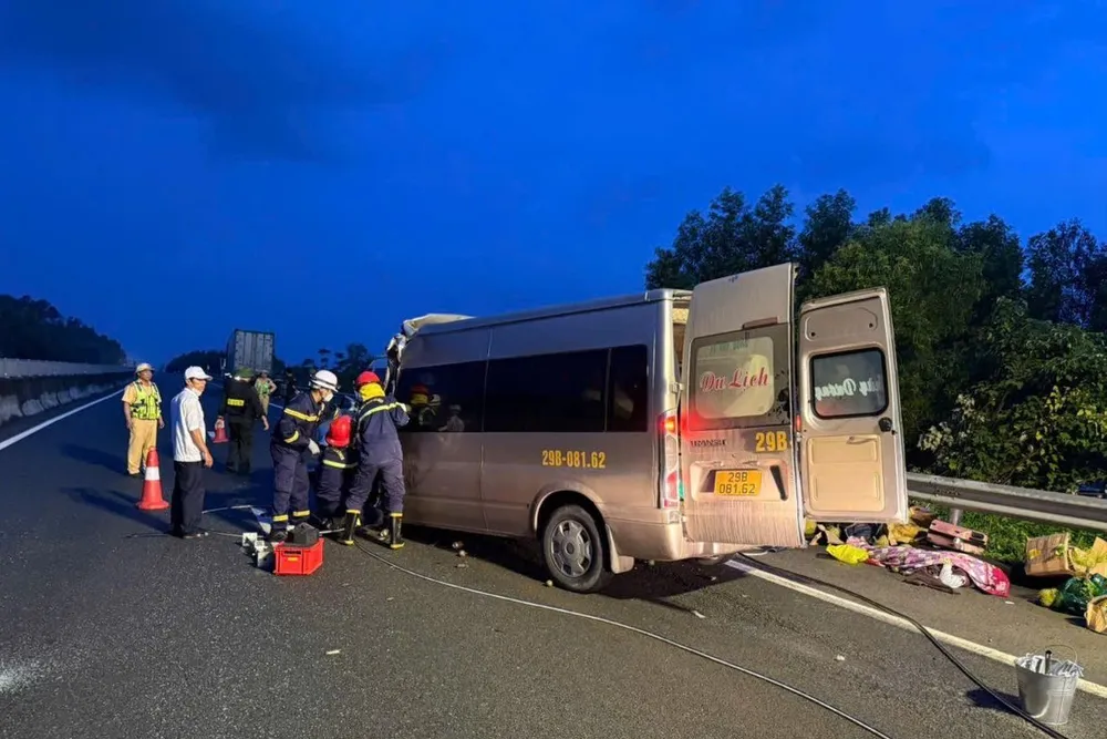 Nguyên nhân ban đầu do tài xế thiếu quan sát, đâm vào đuôi xe đầu kéo. Ảnh: CA 596820059_1248147820662927_4523225013949952691_n.jpg