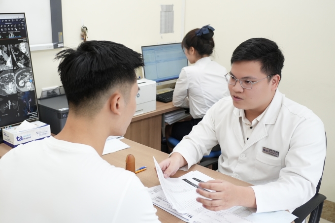 Bác sĩ Hùng khám cho bệnh nhân. Ảnh minh họa: Bệnh viện Đa khoa Tâm Anh