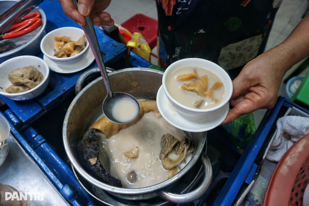 Nguyên tắc lạ của bà chủ quán phá lấu ở TPHCM, khách chờ từ lúc vừa mở nồi  - 1