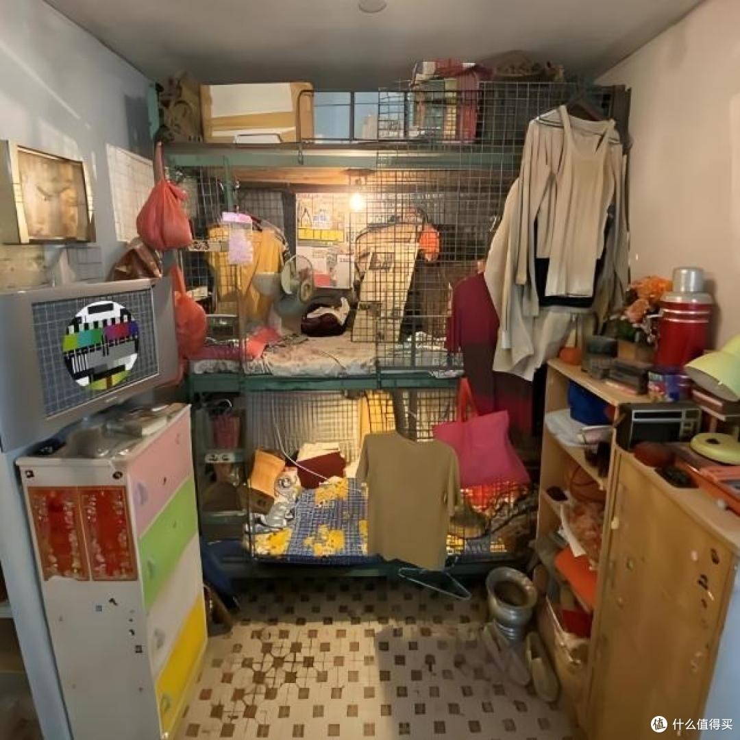 Hồng Kông đau lòng quá: Nhà 4 người chen chúc trong căn hộ 6m² không cửa sổ, nấu ăn trong toilet, ai nhìn cũng quặn tim- Ảnh 1.