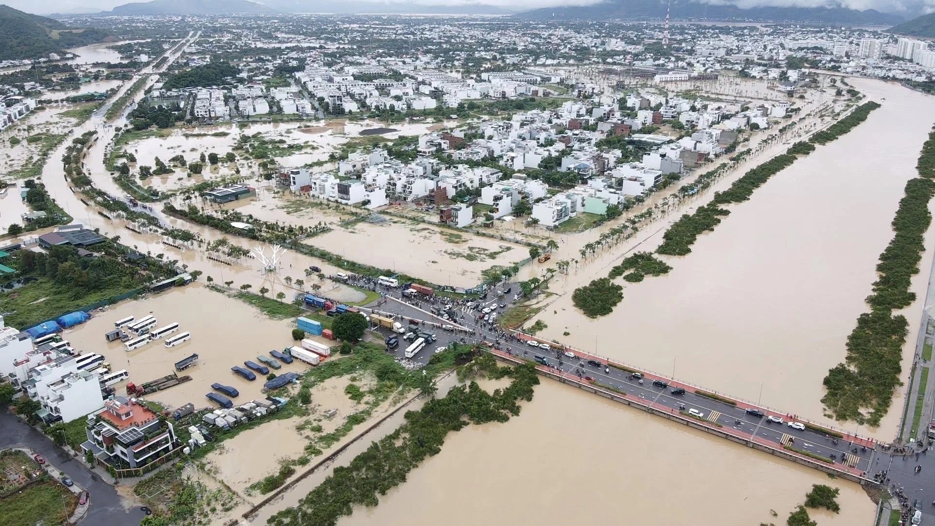 Nha Trang đối mặt với ngập lụt nặng nề , kênh thoát lũ chờ được triển khai - Ảnh 1. Nha Trang đối mặt với ngập lụt nặng nề , kênh thoát lũ chờ được triển khai - Ảnh 1.