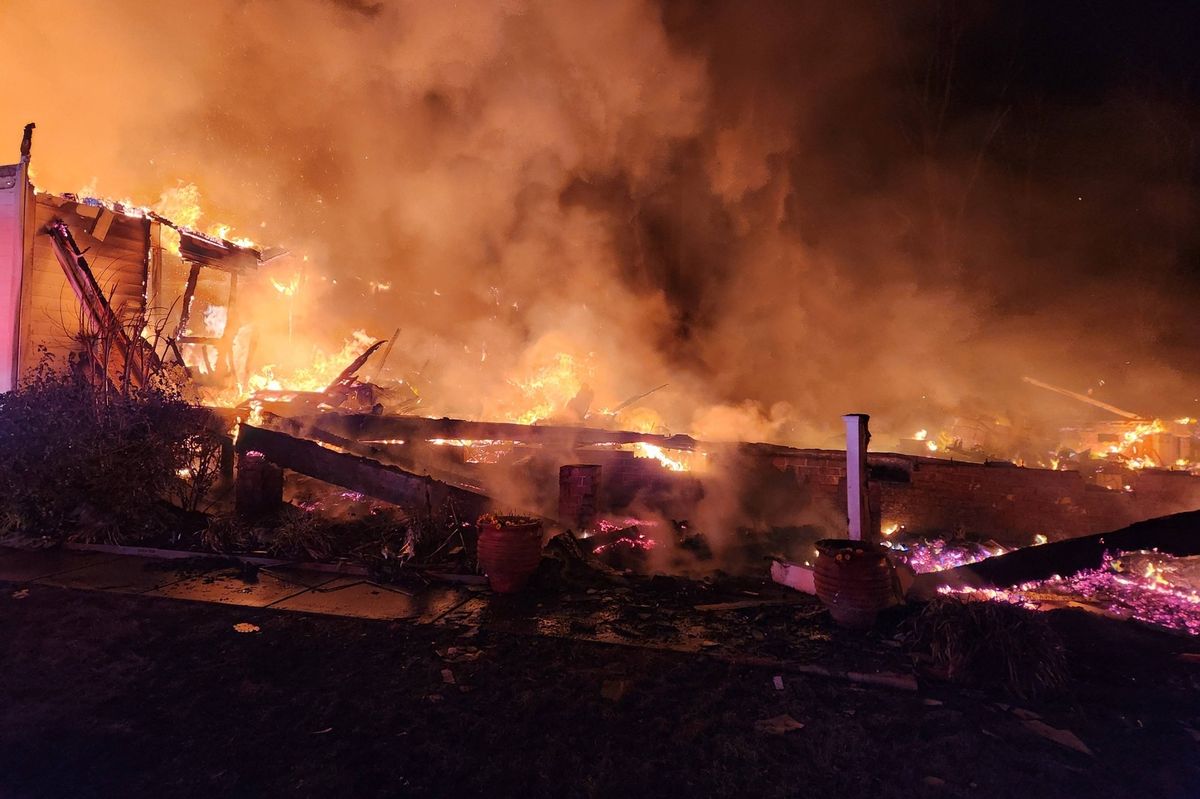 Nhà của huyền thoại thể thao bị nhấn chìm trong biển lửa kinh hoàng, cha qua đời, mẹ nguy kịch- Ảnh 1.