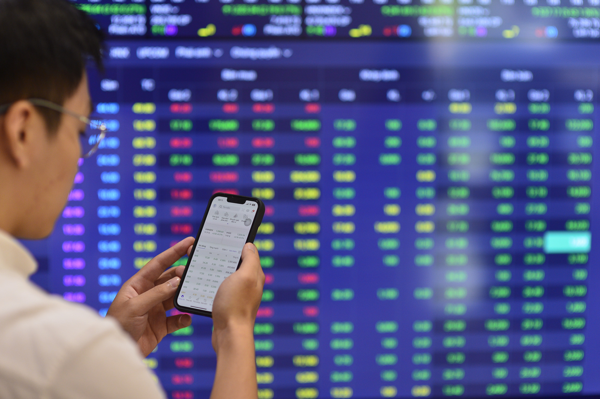 Nhà đầu tư chứng khoán 'ứng xử' thế nào khi lãi suất neo cao? 1 Nhà đầu tư chứng khoán 'ứng xử' thế nào khi lãi suất neo cao? - Ảnh 1.