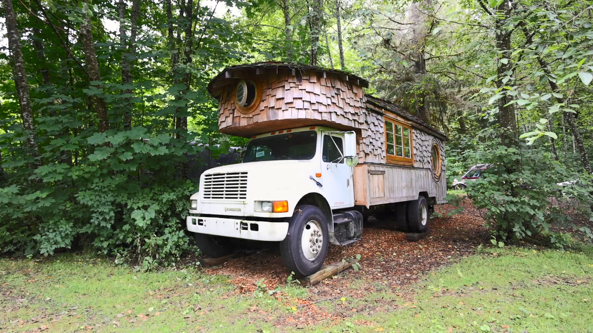 Nhà di động độc đáo người khó mua nhà sẽ thích: Chi phí chỉ ngang Mazda CX-5, như nhà cổ giữa rừng 1 nhà di động - Ảnh 1.