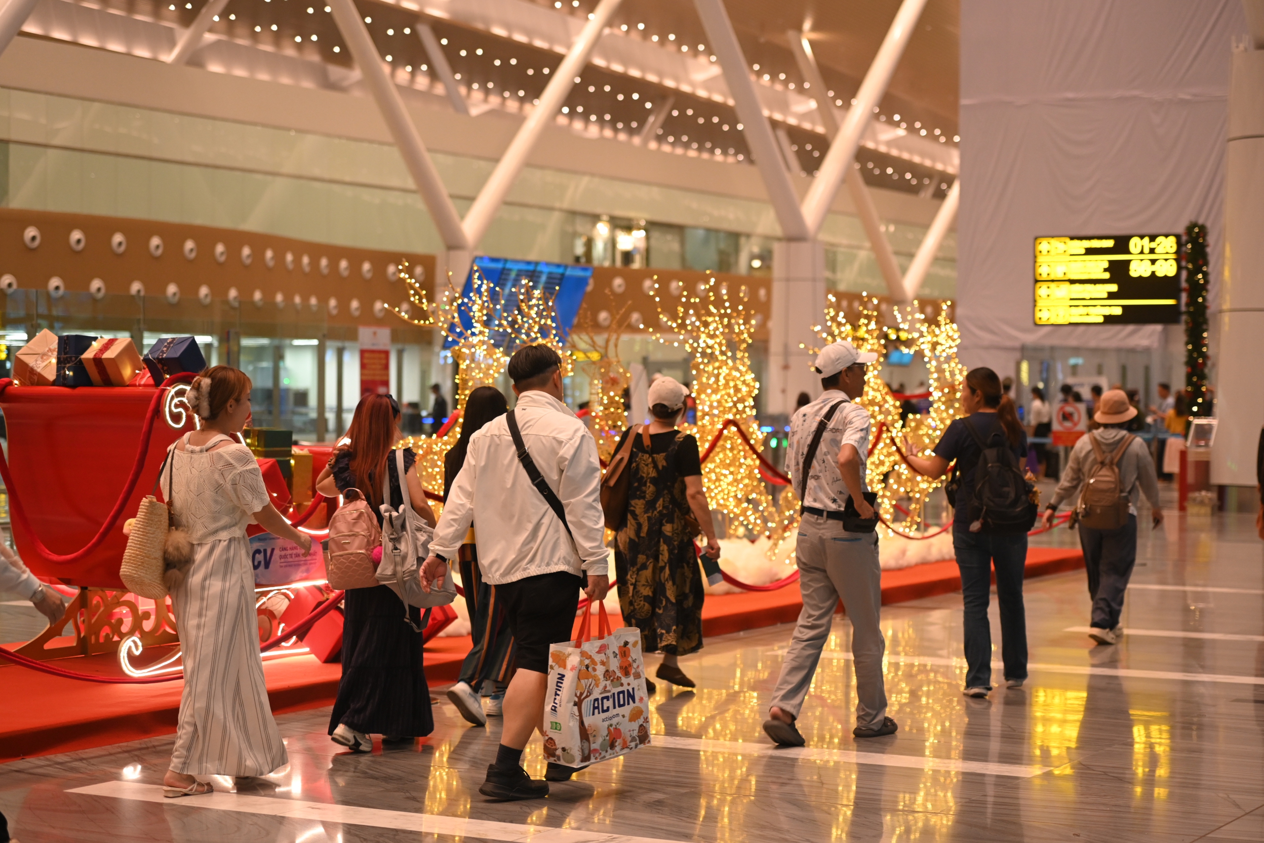 Nhà ga T3 Tân Sơn Nhất 'lên đồ' lung linh đón hàng vạn khách đầu năm mới - Ảnh 1.