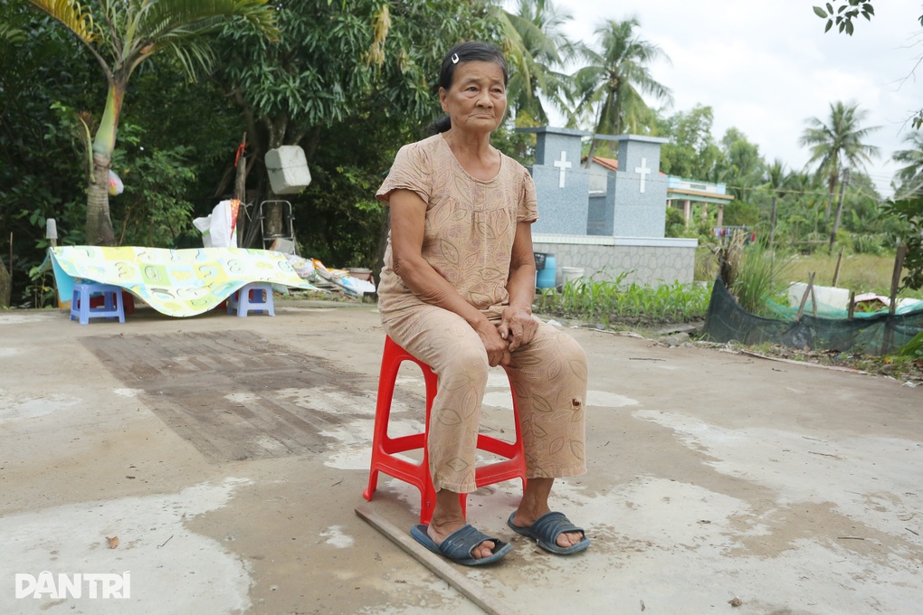 Nhà lá 30 năm bị cuốn sập, người phụ nữ tật nguyền sống nhờ hàng xóm - 1