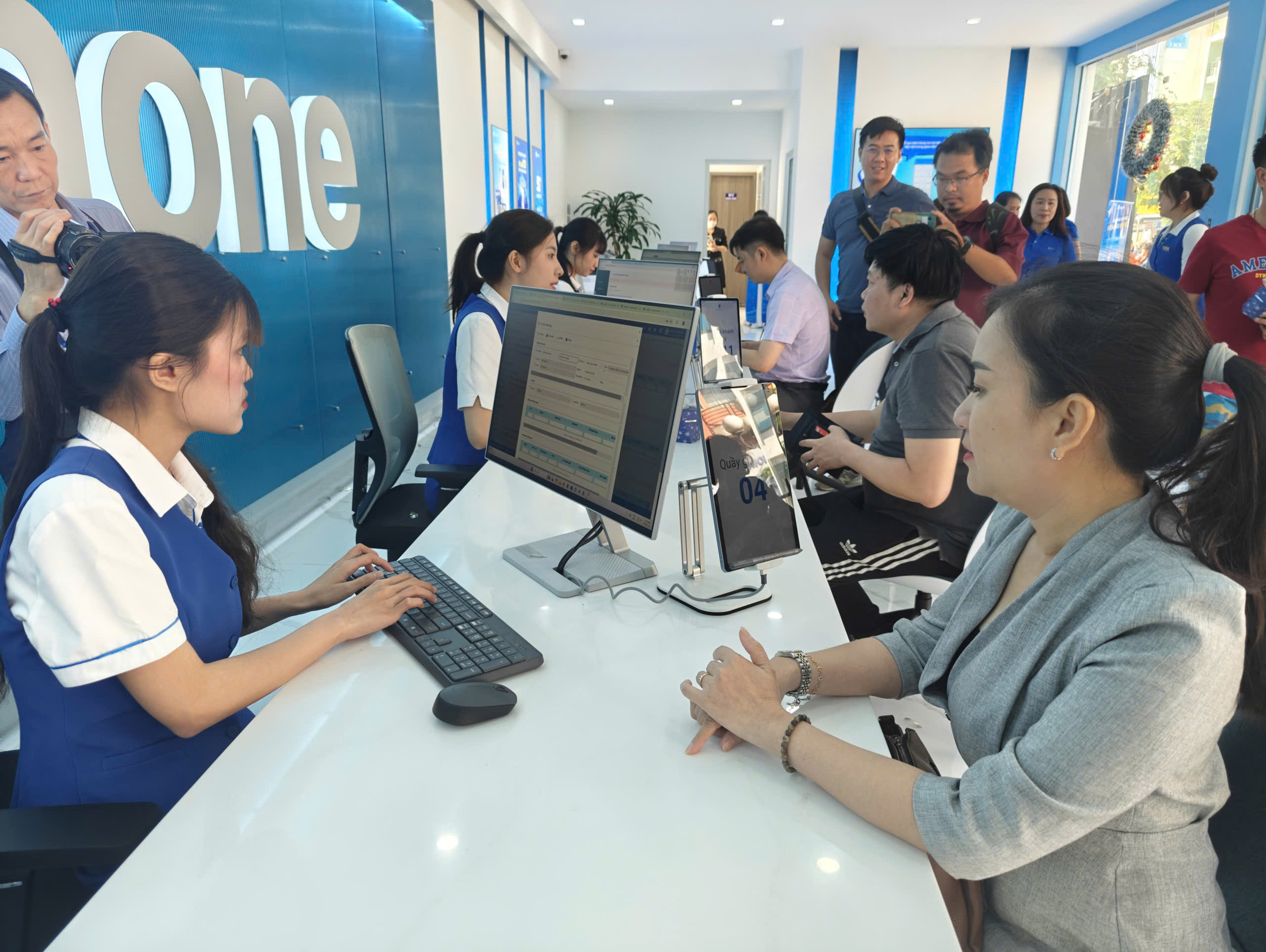 Nhà mạng di động triển khai điểm giao dịch không giấy tờ - Ảnh 1.