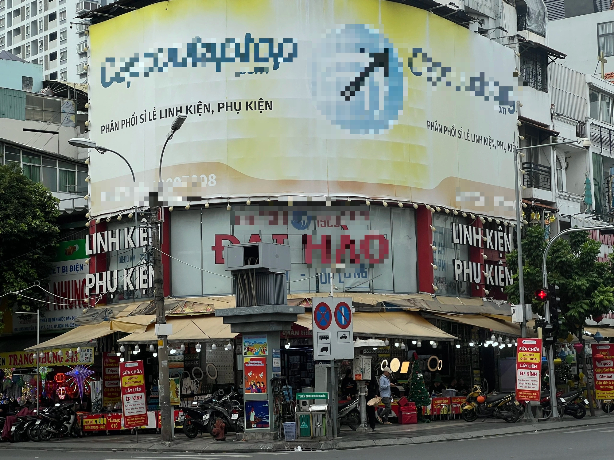 Nhà phố “kín như hộp”, hiểm họa cháy nổ rình rập - Ảnh 1.