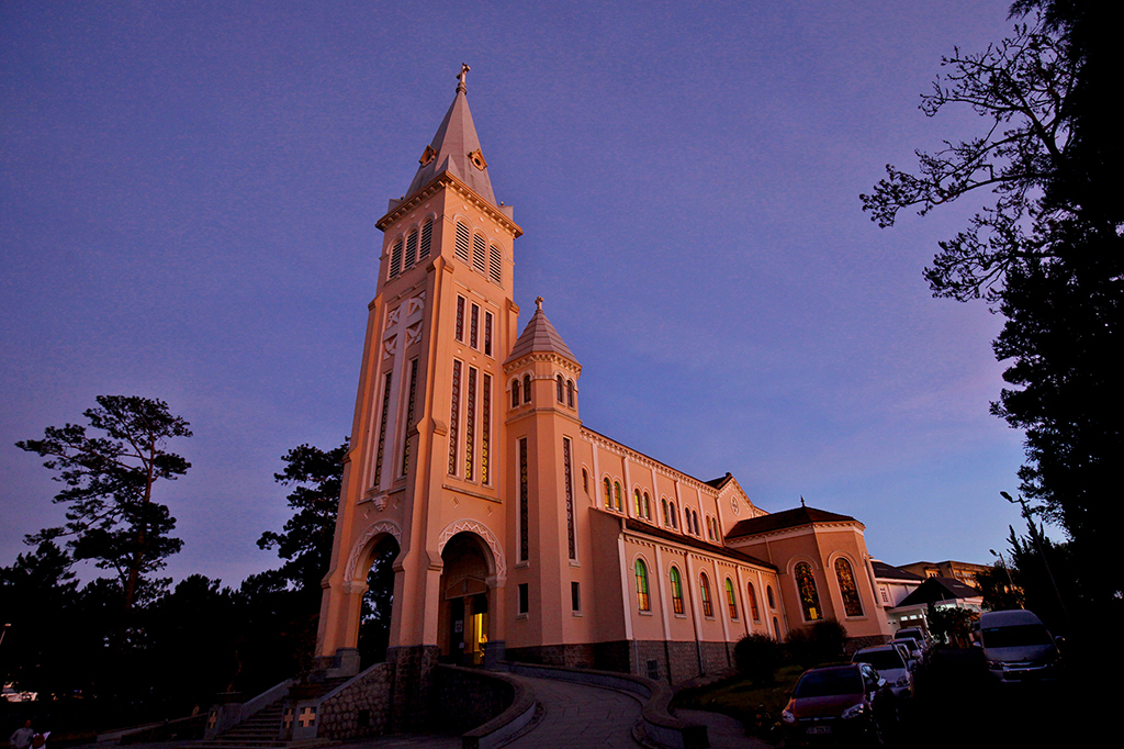 Nhà thờ Con Gà và mối tình trong 'Bài thánh ca buồn'  - Ảnh 1.
