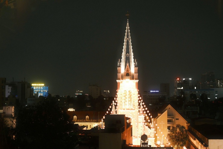 Nhà thờ màu hồng ở TP.HCM trong sắc đèn Giáng sinh - 1