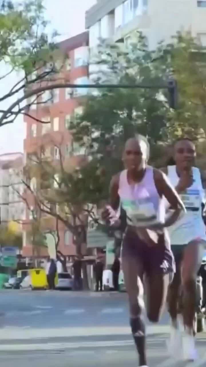 VĐV Kenya lỡ danh hiệu Valencia Marathon 2025