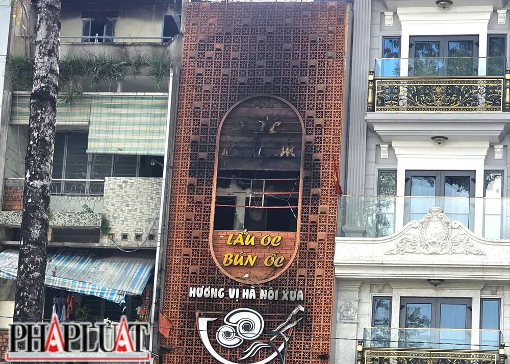 Vụ cháy xảy ra tại căn nhà mặt tiền đường Trần Hưng Đạo, phường Cầu Ông Lãnh, TP.HCM. Ảnh: NGUYỄN TÂN z7294460957046_e3124a58077cbd590a5b704d0524dea1.jpg