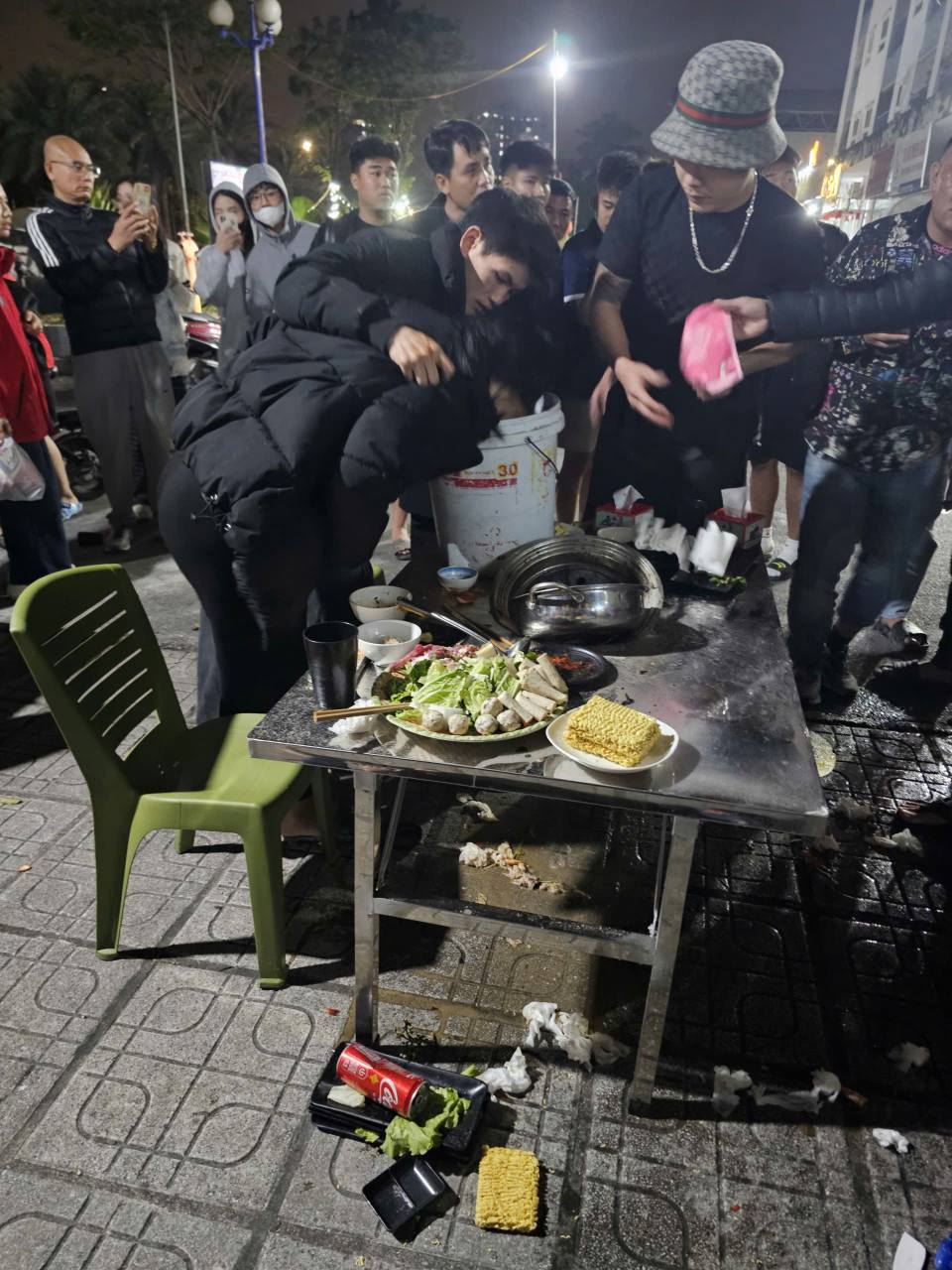 Nhân chứng kể lại khoảnh khắc nổ bình gas mini khiến 1 cô gái bị thương tại quán lẩu ở Hà Nội- Ảnh 1.