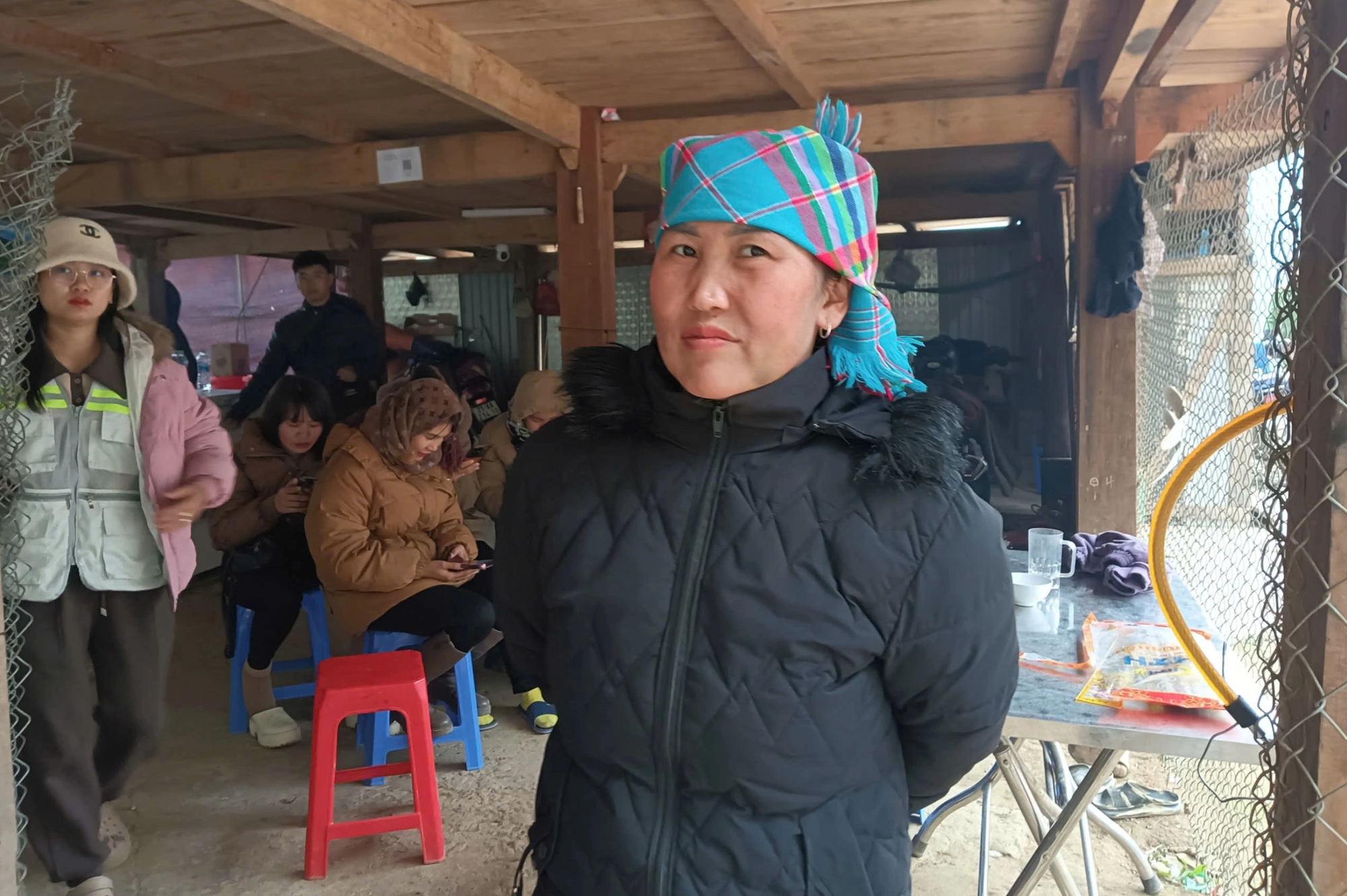 Vụ lật xe chở đoàn đi từ thiện khiến 9 người chết: Nhân chứng kể lúc xe lật, nạn nhân rơi ra ngoài- Ảnh 1.