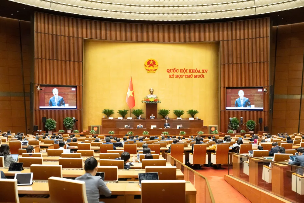 Quốc hội thảo luận tại hội trường về dự án Luật Tòa án chuyên biệt tại trung tâm tài chính quốc tế. Ảnh: QH p6 chinh toan-canh1.jpg