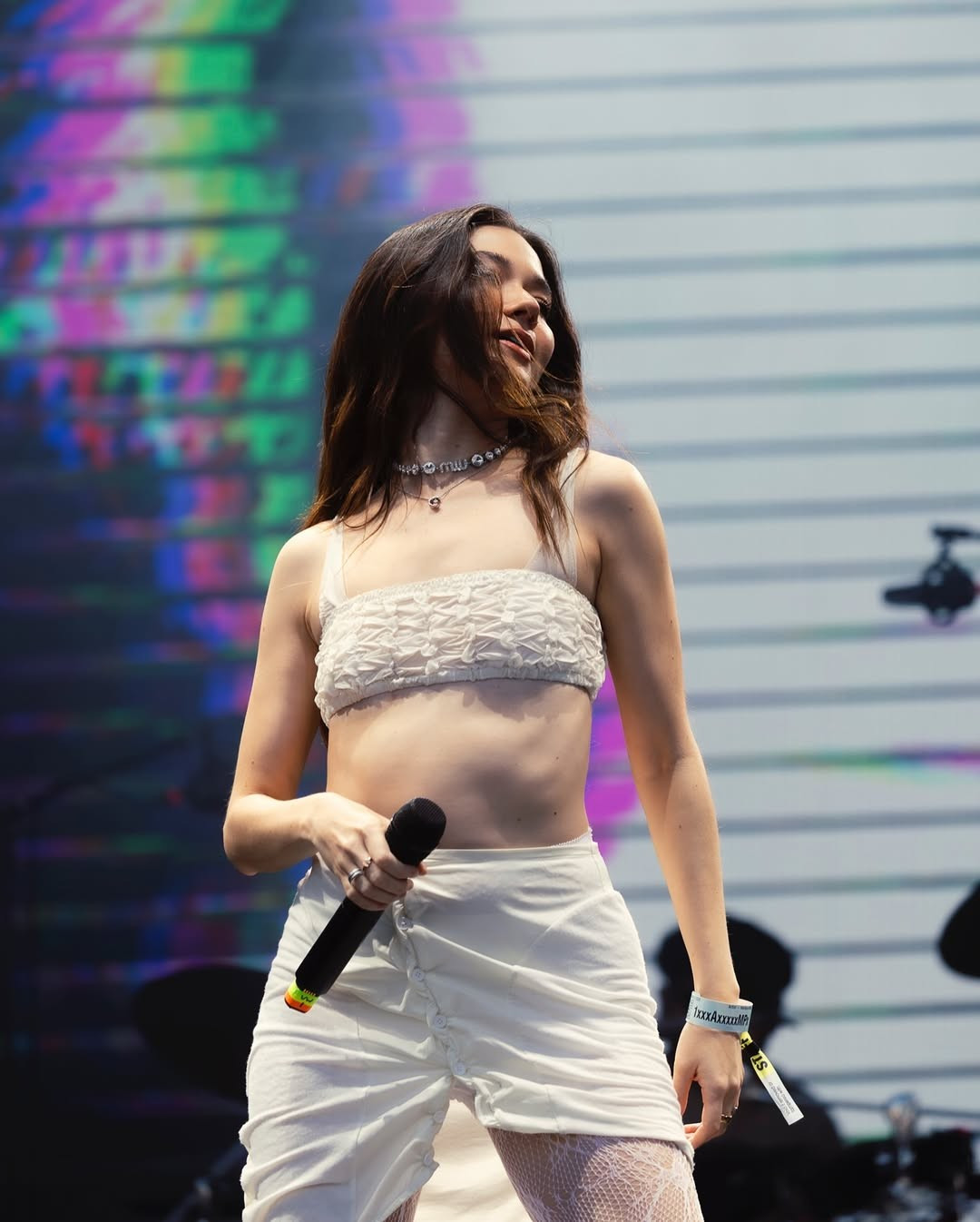 Violette Wautier đang là nghệ sĩ được bàn luận nhiều nhất sau lễ khai mạc SEA Games 33 tại sân vận động Rajamangala tối 9/12. Cô bị phát hiện hát nhép ca khúc chủ đề 1% trên sóng trực tiếp. Người xem phát hiện nữ ca sĩ hát nhép vì giọng lệch tông so với âm thanh từ sân khấu.