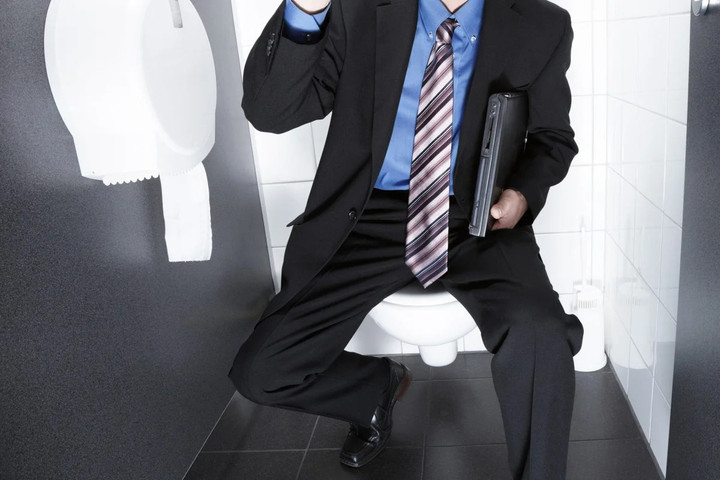 Nhân viên bị sa thải vì 'đi vệ sinh quá lâu trong giờ làm'- Ảnh 1.
