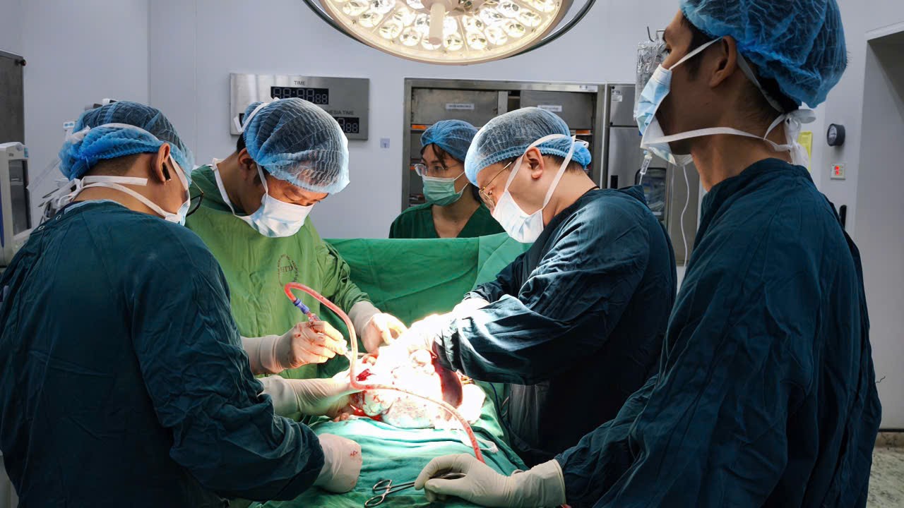 Bác sĩ phẫu thuật cho bệnh nhân. 