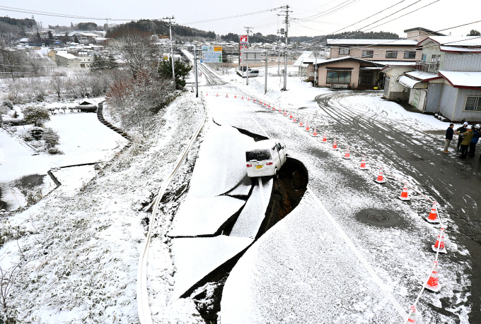 Một tuyến đường bị hư hại sau trận động đất 7,6 độ ở thị trấn Tohoku, tỉnh Aomori, Nhật Bản ngày 9/12. Ảnh: AFP