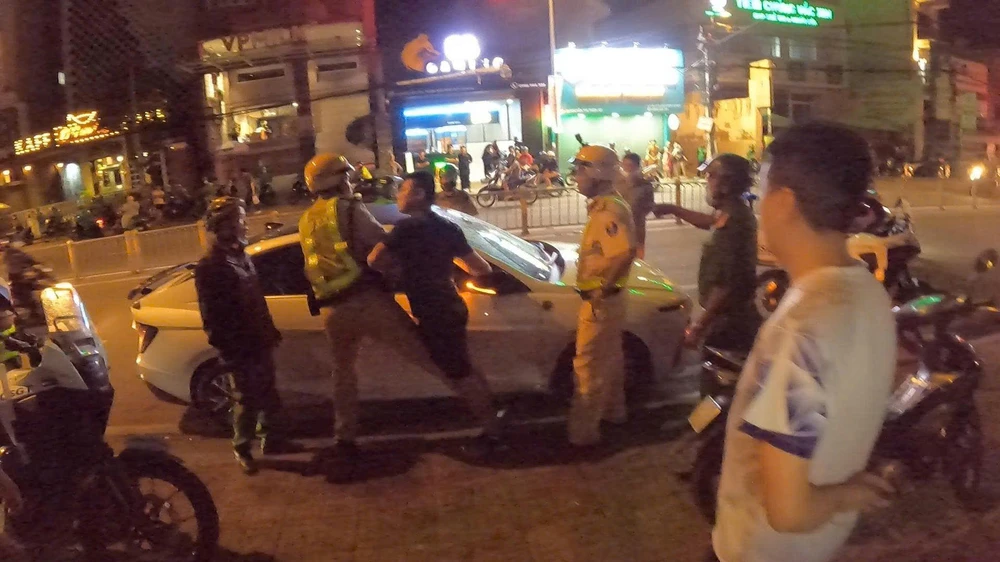 Hình ảnh Hiếu, Thành chống đối, cự cãi lực lượng CSGT. Ảnh: HỮU TÂM