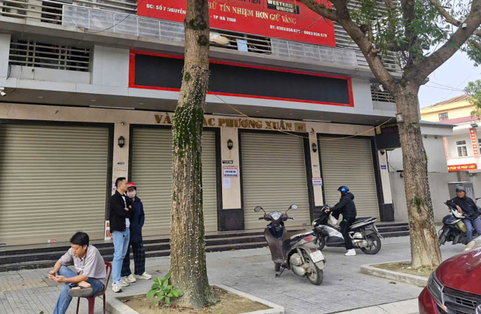 Một số người dân tập trung mua trang sức tại hiệu vàng trên đường Nguyễn Công Trứ, song không thể thực hiện giao dịch vì cơ sở đóng cửa, sáng 28/12. Ảnh: Đức Hùng