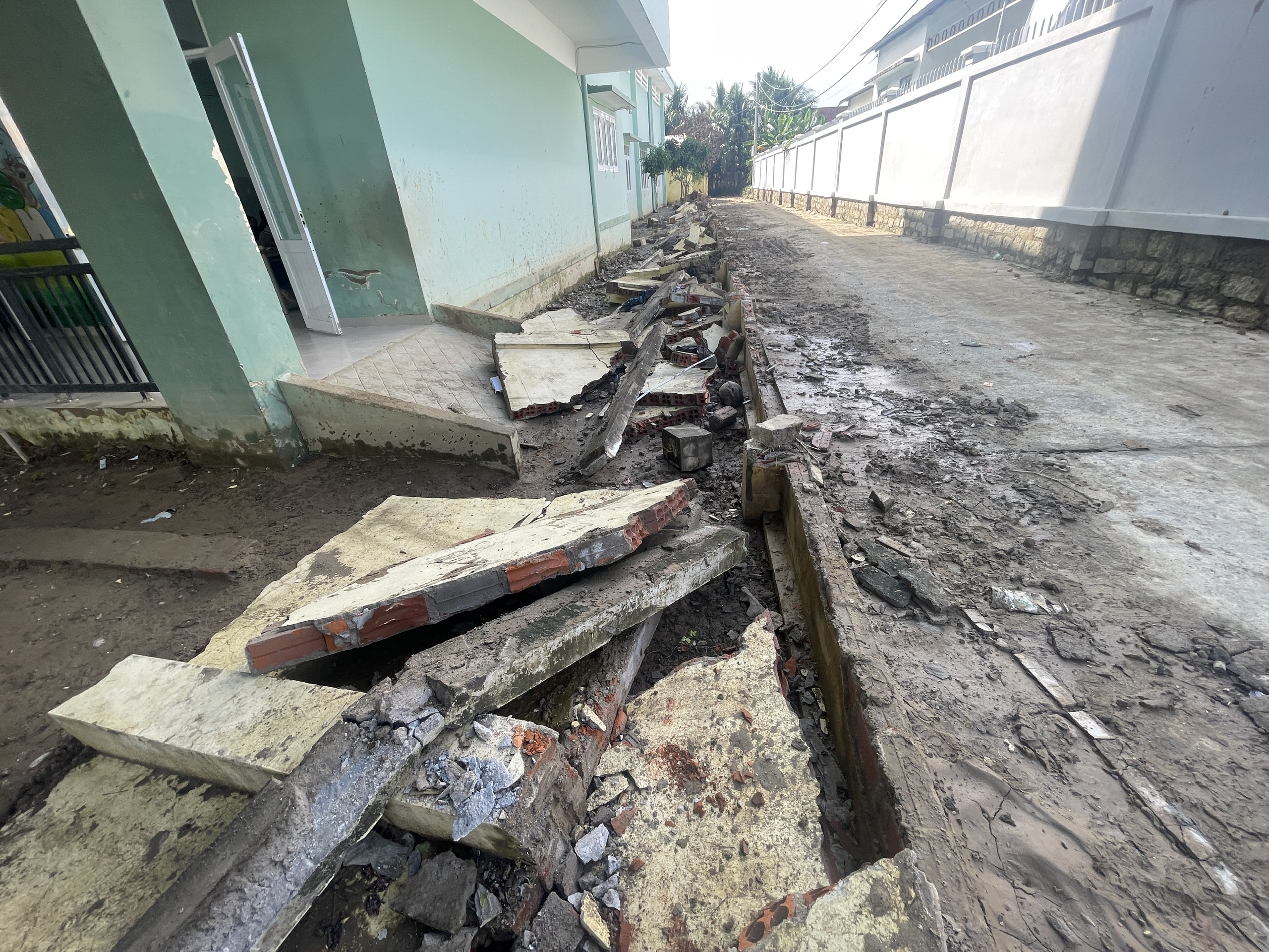 Nhiều công trình ở Nha Trang lộ 'không sắt' sau khi ngã đổ trong lũ- Ảnh 1.