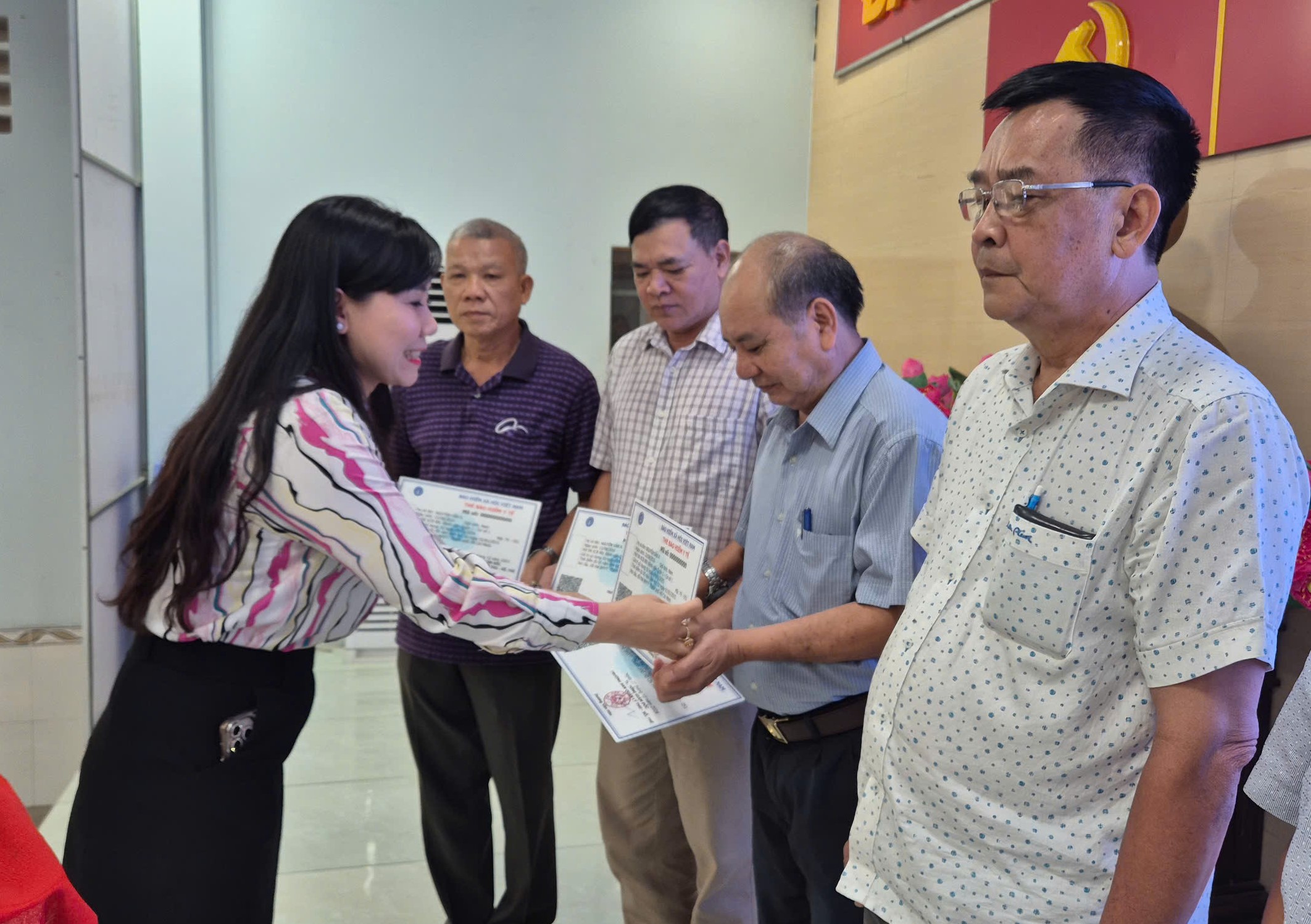 Nhiều đối tượng được các tỉnh, thành phố hỗ trợ mức đóng BHYT từ năm 2026 1 Nhiều chính sách an sinh cho đối tượng khó khăn được các tỉnh, thành phố triển khai năm 2026 - Ảnh 1.