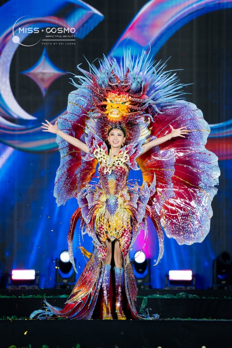 Nhiều hoa hậu gặp sự cố ở Đà Lạt 1 Đại diện Việt Nam trình diễn thiết kế mang tên The Rising Dragon.