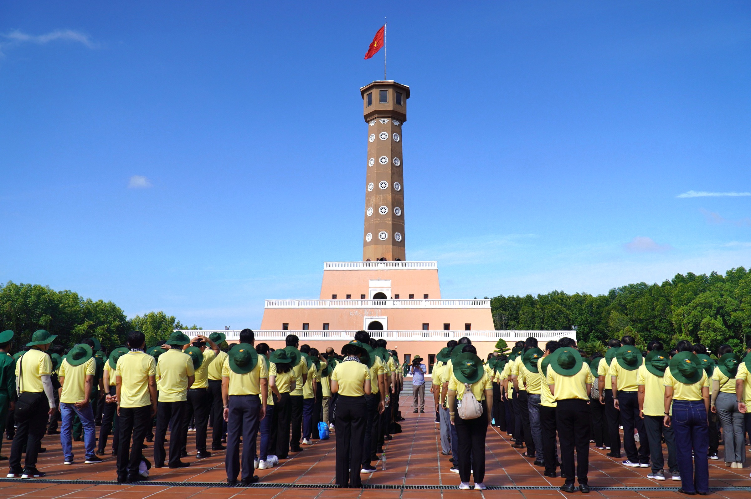 Nhiều hoạt động ý nghĩa trong hành trình về nguồn 'Tự hào cán bộ Dân vận khéo' tại cực Nam Tổ quốc - Ảnh 1.
