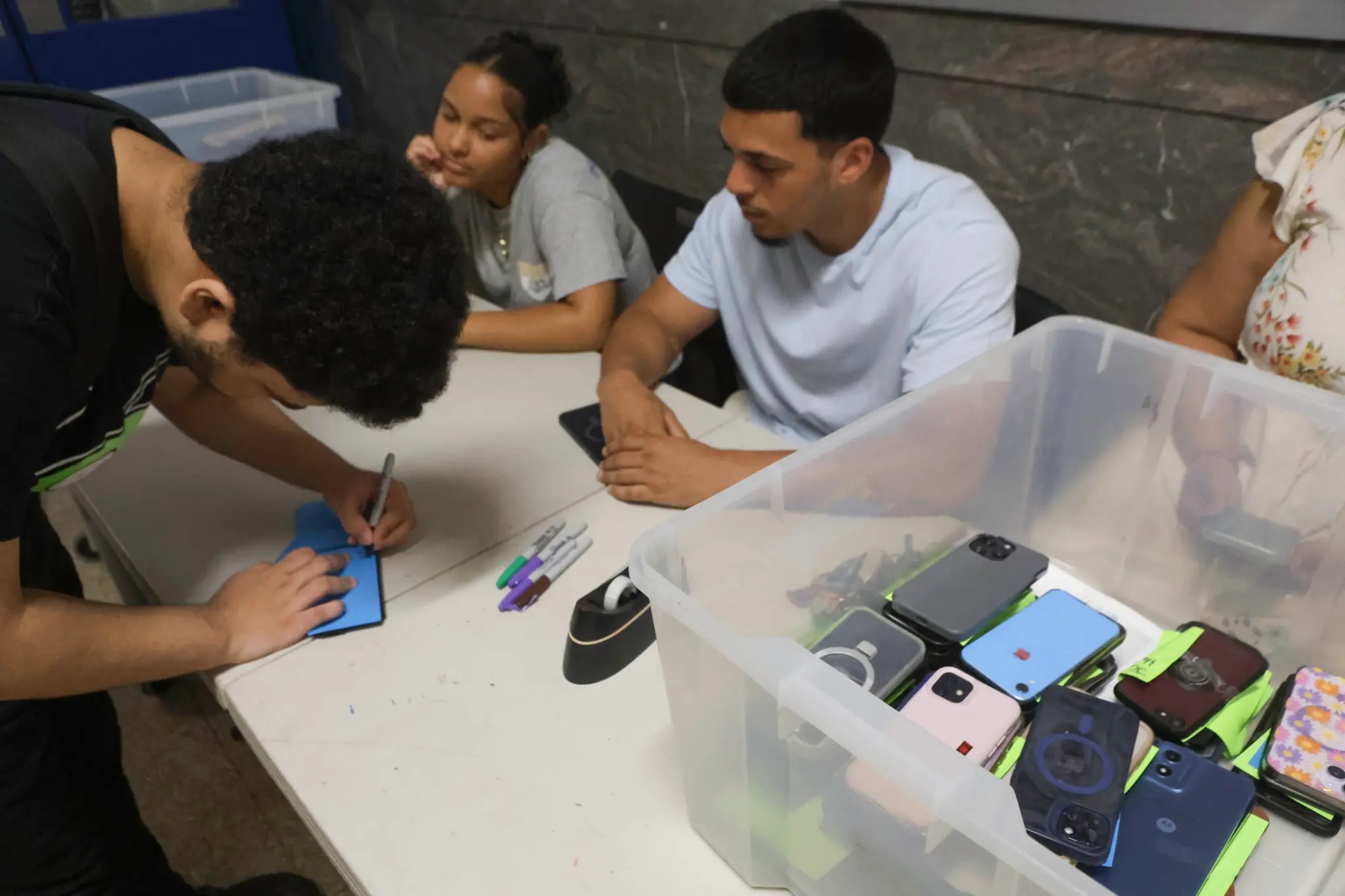 Nhiều học sinh không biết xem đồng hồ do lệ thuộc smartphone - Ảnh 1.