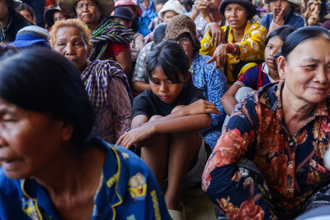Người dân tại một trung tâm sơ tán ở tỉnh Banteay Meanchey province, Campuchia ngày 25/12. Ảnh: Reuters