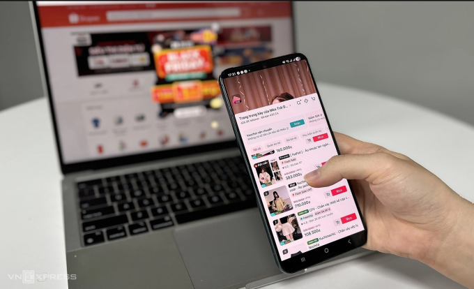 Người tiêu dùng săn hàng giảm giá qua livestream. Ảnh:Ngọc Diễm