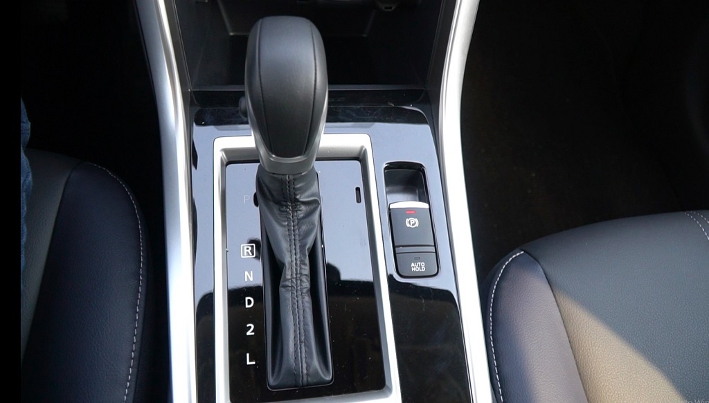 Nhiều tài xế nhầm giữa phanh tay điện tử và Auto Hold, dùng sao cho đúng? 1 Nhiều tài xế nhầm giữa phanh tay điện tử và Auto Hold, dùng thế nào mới đúng? - Ảnh 1.