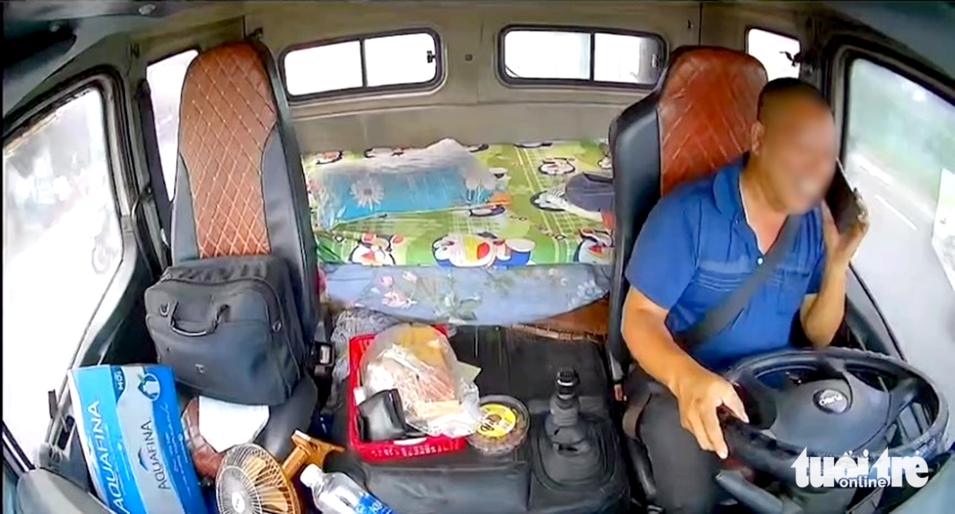 Nhiều tài xế xe đầu kéo, container... vừa lái vừa nghe, xem điện thoại bị phạt 5 triệu đồng - Ảnh 1.