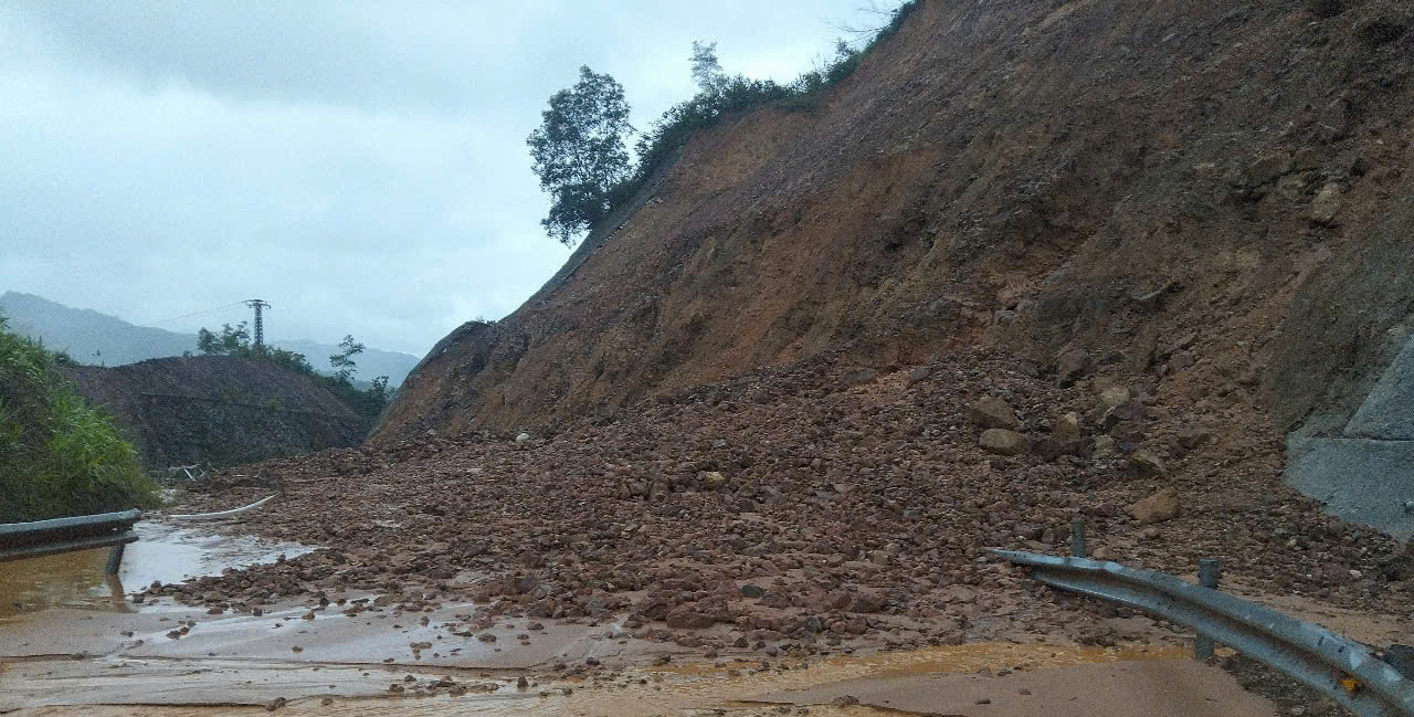 Nhiều tuyến đường ở Huế bị sạt lở, 3 tàu cá gặp nạn tại miền Trung 1 Đã có những ảnh hưởng của bão số 1 ở TP Huế - Ảnh 1.