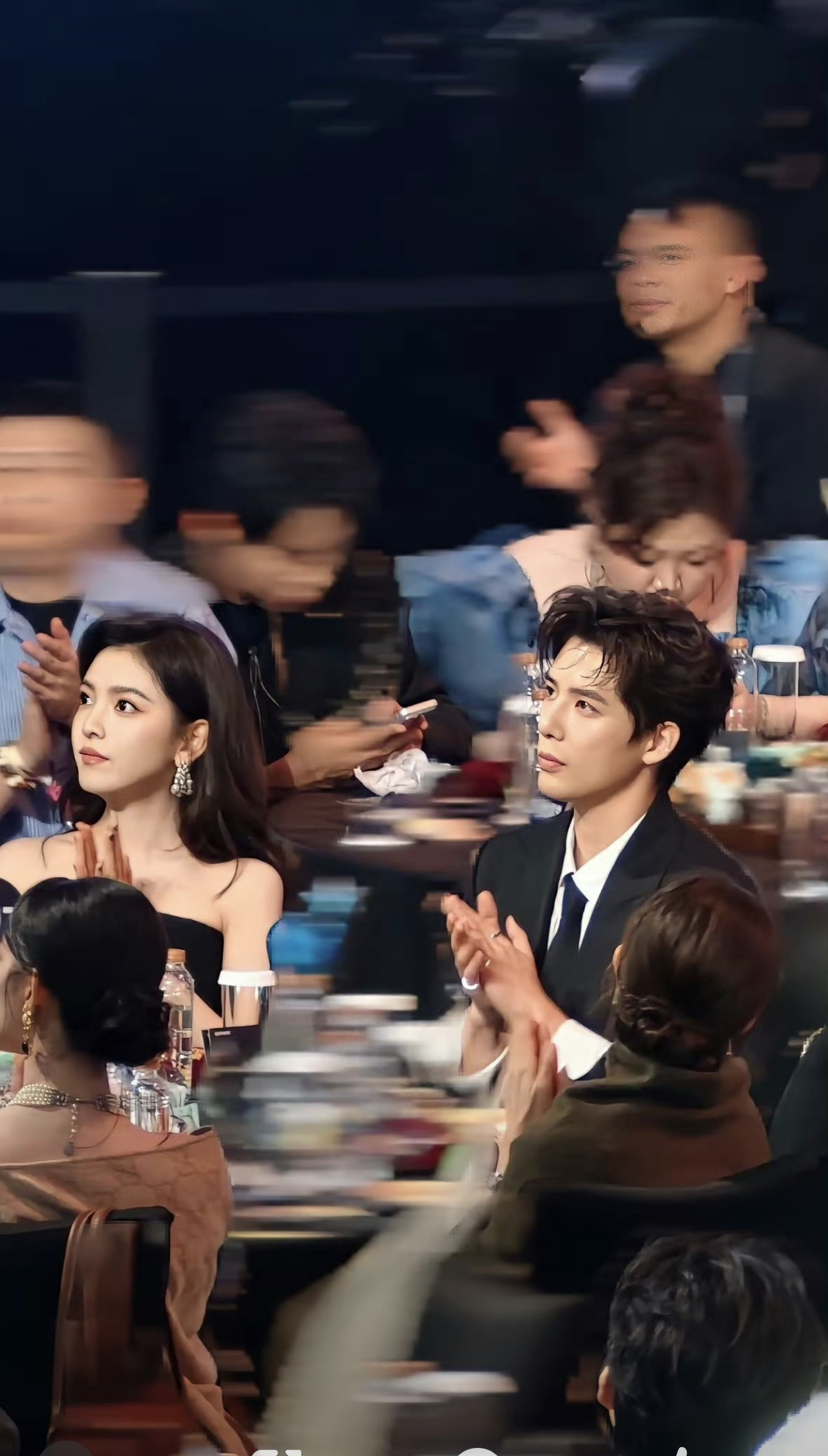 Nhìn cặp đôi này bên nhau mà viết được cả bộ tiểu thuyết: Nhà gái là công chúa ngôn tình, nhà trai đẹp quá thể đáng- Ảnh 1.